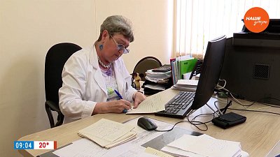 Литератор в белом халате в сюжете «Врач пишет стихи и прозу»