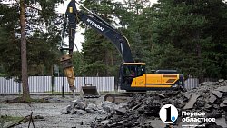 В Челябинске в парке Гагарина демонтируют конструкции старой площадки «Гулливер»