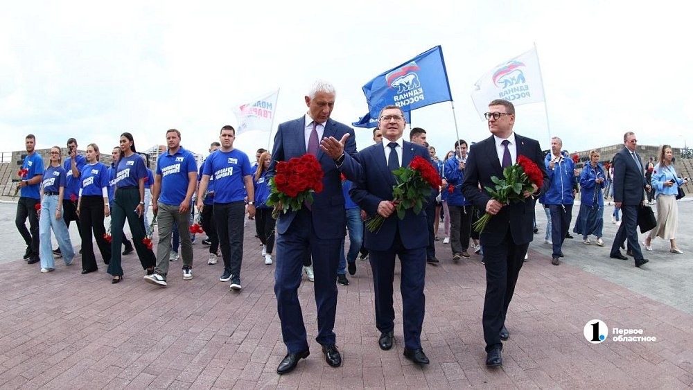 Алексей Текслер, Владимир Якушев и Сергей Бердников возложили цветы к памятнику «Тыл — фронту»