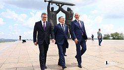 Алексей Текслер, Владимир Якушев и Сергей Бердников возложили цветы к памятнику «Тыл — фронту»