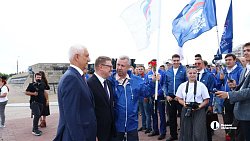 Алексей Текслер, Владимир Якушев и Сергей Бердников возложили цветы к памятнику «Тыл — фронту»