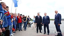 Алексей Текслер, Владимир Якушев и Сергей Бердников возложили цветы к памятнику «Тыл — фронту»