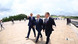 Алексей Текслер, Владимир Якушев и Сергей Бердников возложили цветы к памятнику «Тыл — фронту»