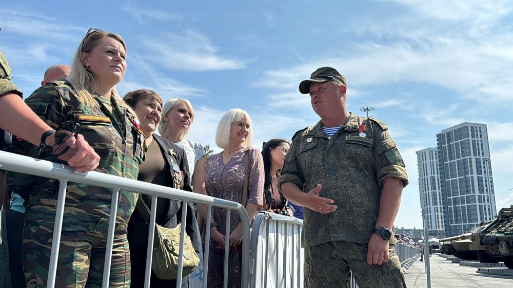 Семьям участников СВО показали трофейную технику НАТО в Челябинске