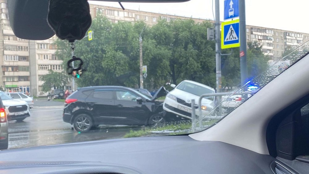 Женщина пострадала при столкновении двух авто в Челябинске