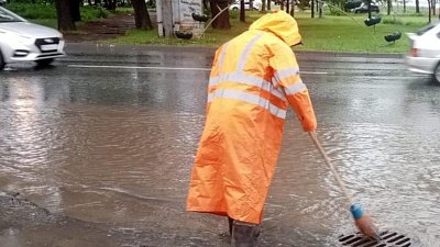 В Челябинске откачивают воду и чистят ливневки после обильного дождя