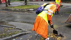 В Челябинске откачивают воду и чистят ливневки после обильного дождя