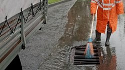 В Челябинске откачивают воду и чистят ливневки после обильного дождя