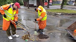 В Челябинске откачивают воду и чистят ливневки после обильного дождя