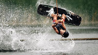 Круги на воде под проливным дождем — в Челябинске подвели итоги соревнований по вейкборду