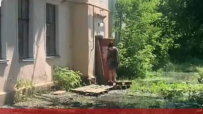 В Челябинске дом на улице Дербентской уходит под воду