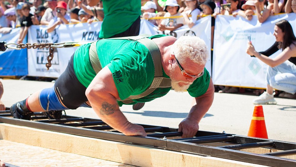 Челябинский стронгмен Алексей Серебряков установил командный мировой рекорд