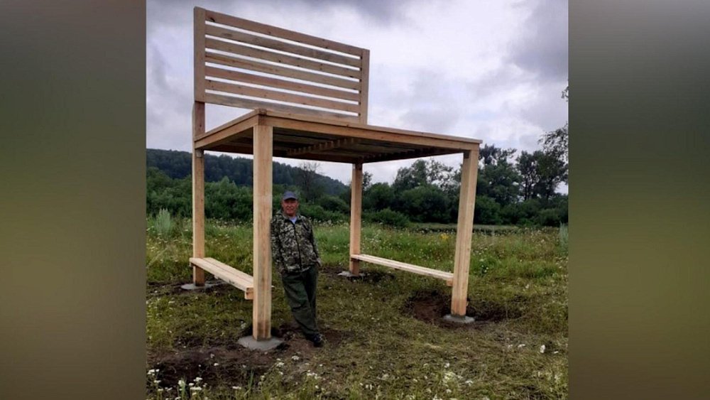 Четырехметровый стул установили на берегу Уфы в селе Шемаха