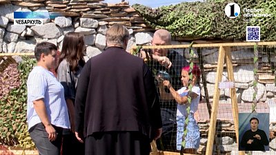 Южноуральцы плетут маскировочные сети для бойцов