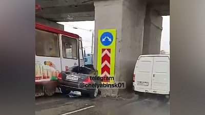 Два пассажира Nissan пострадали в аварии с трамваем