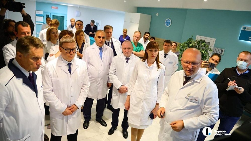 Онкологи показали Михаилу Мурашко единственную в регионе систему «Кибернож»