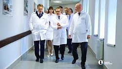 Онкологи показали Михаилу Мурашко единственную в регионе систему «Кибернож»