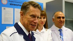 Онкологи показали Михаилу Мурашко единственную в регионе систему «Кибернож»