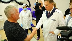 Онкологи показали Михаилу Мурашко единственную в регионе систему «Кибернож»