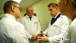 Онкологи показали Михаилу Мурашко единственную в регионе систему «Кибернож»