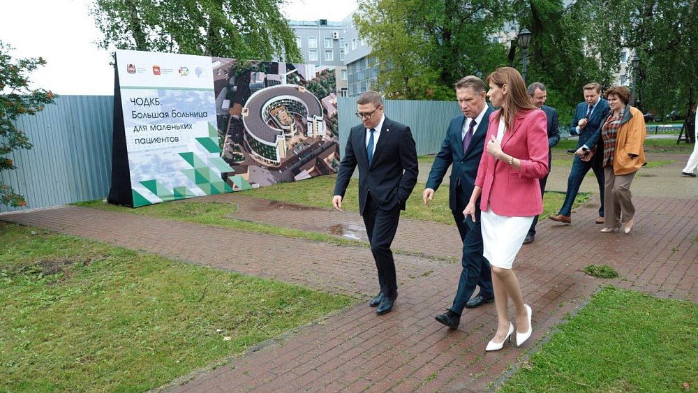 Михаил Мурашко осмотрел площадку, где строится хирургический корпус ЧОДКБ