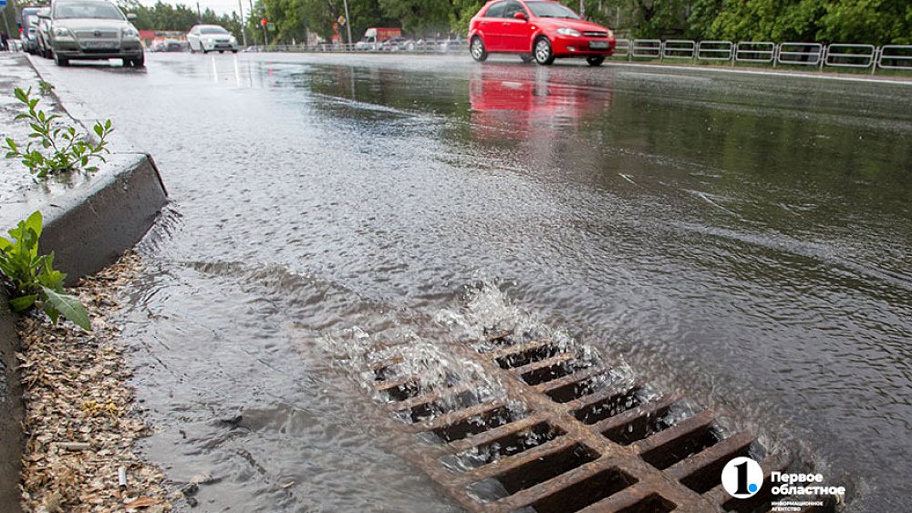 Коммунальщики в дождь вышли на помощь жителям Челябинской области
