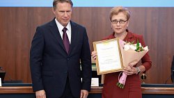 Губернатор Алексей Текслер и министр здравоохранения РФ вручили почетные награды 11 медикам