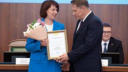 Губернатор Алексей Текслер и министр здравоохранения РФ вручили почетные награды 11 медикам