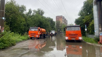 На подтопленных улицах в Челябинске ведется откачка воды