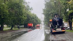 На подтопленных улицах в Челябинске ведется откачка воды