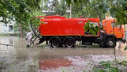 На подтопленных улицах в Челябинске ведется откачка воды