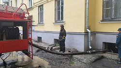 На подтопленных улицах в Челябинске ведется откачка воды