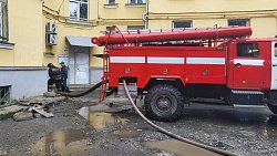 На подтопленных улицах в Челябинске ведется откачка воды