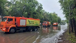 На подтопленных улицах в Челябинске ведется откачка воды