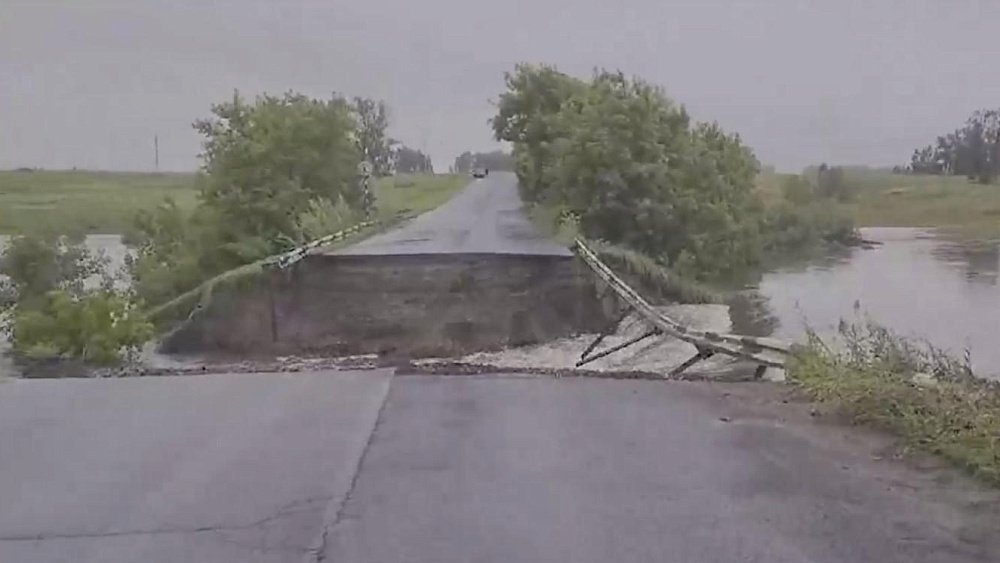 Под Южноуральском размыло дорогу к поселку Михири