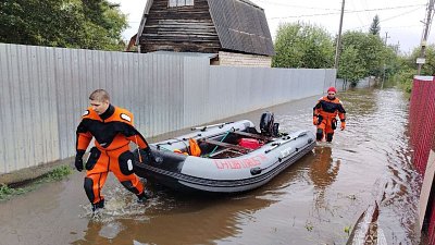 Под Челябинском сотрудники МЧС эвакуировали из затопленных садов 80 человек