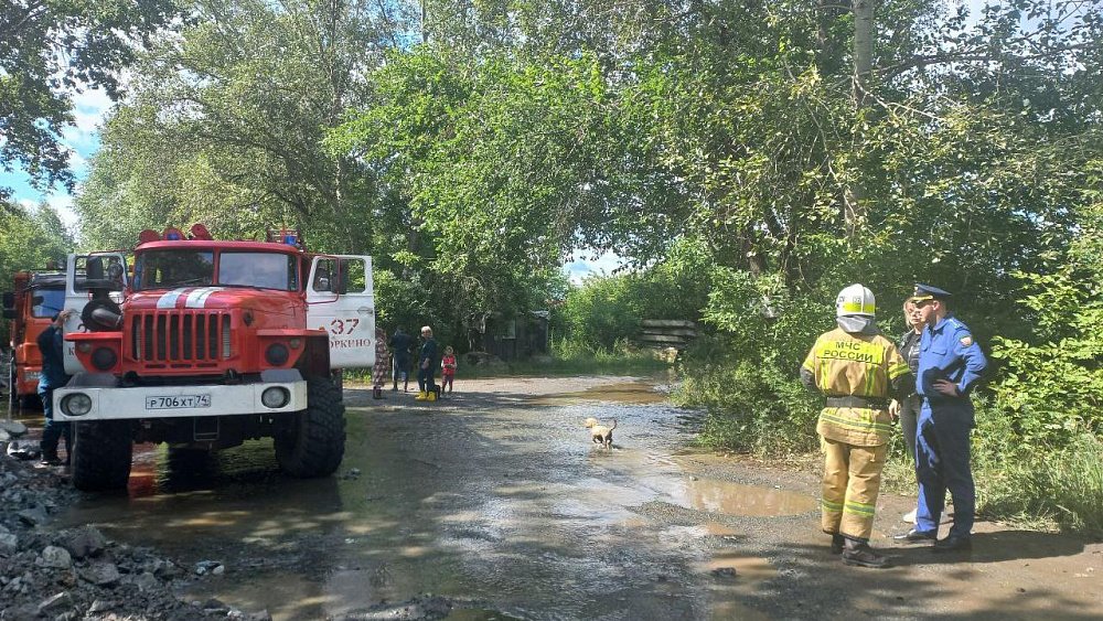 Вода постепенно уходит с подтопленных территорий в Челябинской области