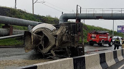 КамАЗ перевернулся на Меридиане в Челябинске