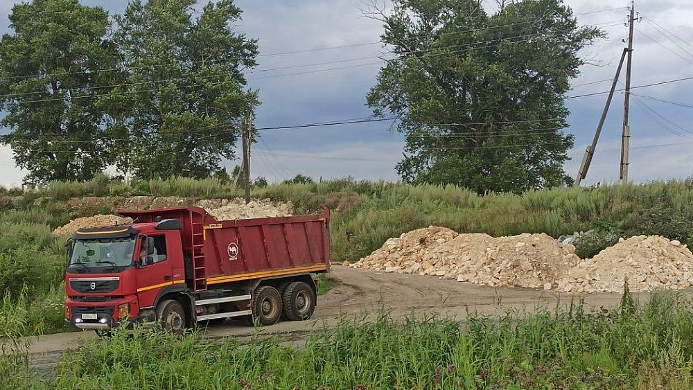 В селе под Миассом отсыпают временную дорогу из‑за подтопления