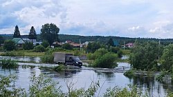В селе под Миассом отсыпают временную дорогу из‑за подтопления