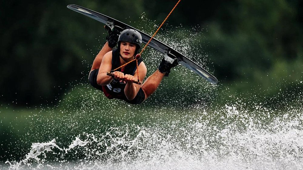 Высокий уровень воды на Шершнях не помешал провести первенство России по вейкборду