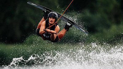 Высокий уровень воды на Шершнях не помешал провести первенство России по вейкборду