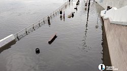 В Челябинске вырос уровень воды на прогулочной набережной
