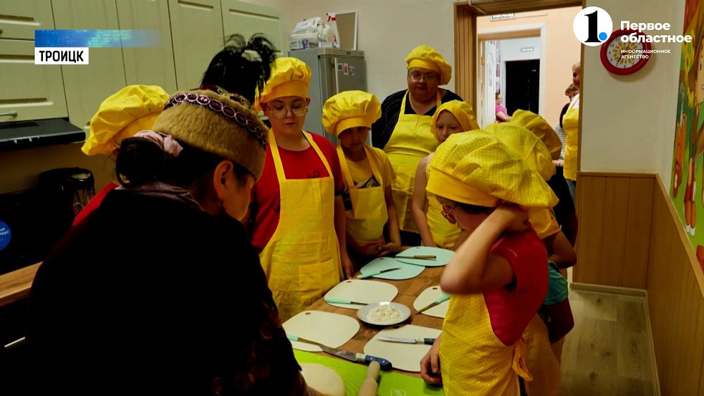 В троицком центре «Солнышко» учат готовить детей с ОВЗ