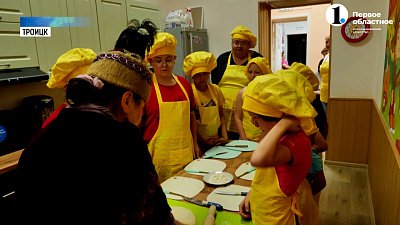 В троицком центре «Солнышко» учат готовить детей с ОВЗ