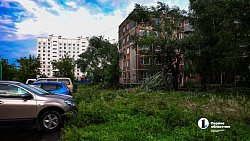 Ветер сорвал изоляцию с крыши многоквартирного дома в Челябинске