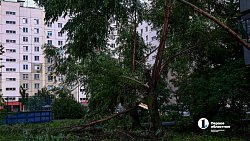 Ветер сорвал изоляцию с крыши многоквартирного дома в Челябинске