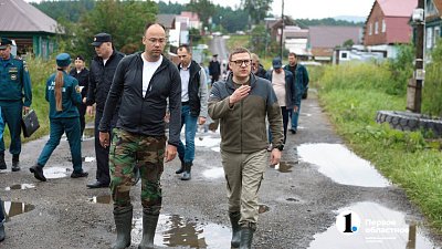 Губернатор Алексей Текслер осмотрел подтопленные улицы в Миассе и поговорил с жителями