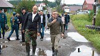 Губернатор Алексей Текслер осмотрел подтопленные улицы в Миассе и поговорил с жителями