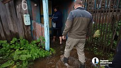 Губернатор Алексей Текслер осмотрел подтопленные улицы в Миассе и поговорил с жителями